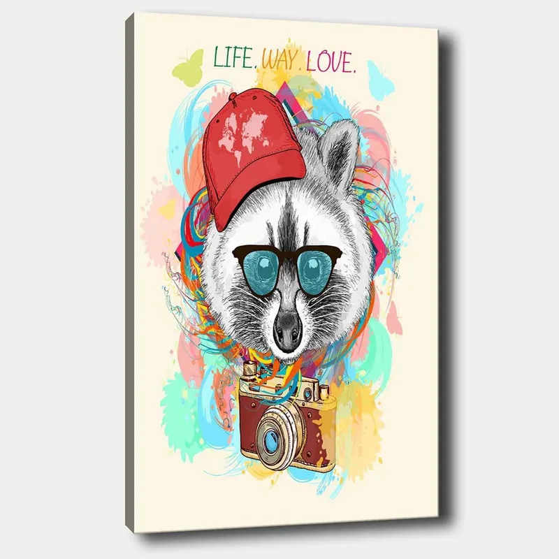 Canvastavla 70x100 cm - Stiliserad tvättbjörn med solglasögon och en kamera, bärande en röd keps, omgiven av färgglada mönster, Röd / Blå / Grön