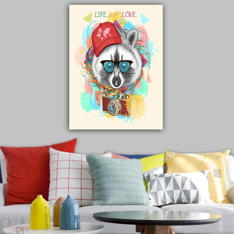 Canvastavla 70x100 cm - Stiliserad tvättbjörn med solglasögon och en kamera, bärande en röd keps, omgiven av färgglada mönster - Röd / Blå / Grön - Inredning - Tavlor & konst - Canvastavlor