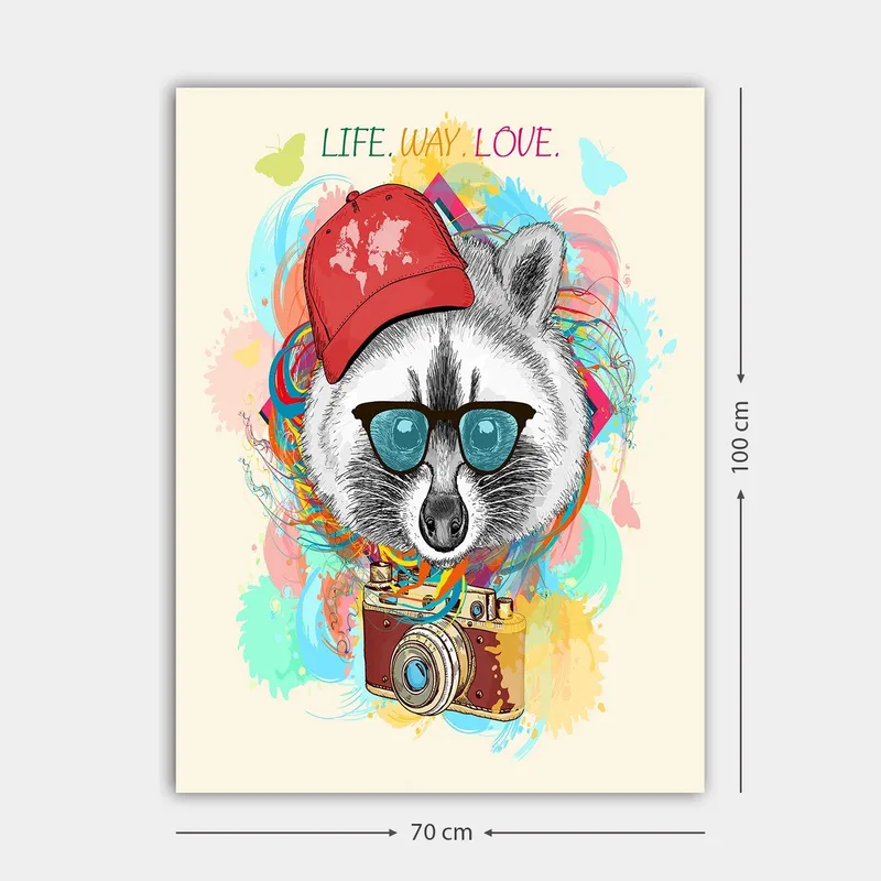 Canvastavla 70x100 cm - Stiliserad tvättbjörn med solglasögon och en kamera, bärande en röd keps, omgiven av färgglada mönster - Röd / Blå / Grön - Inredning - Tavlor & konst - Canvastavlor