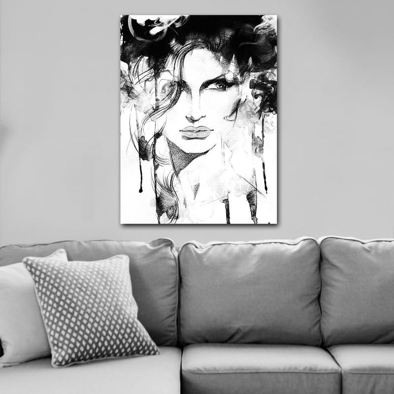 Canvastavla 70x100 cm - Stiliserad porträtt av en kvinna med dramatiska linjer och rökiga inslag - Svart / Vitt / Grått - Inredning - Tavlor & konst - Canvastavlor