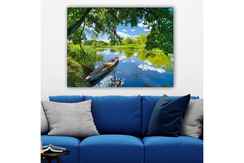 Canvastavla 70x100 cm - Stilla båt vid en spegelblanka sjö omgiven av grönskande träd och växtlighet - Grön / Blå / Brun - Inredning - Tavlor & konst - Canvastavlor