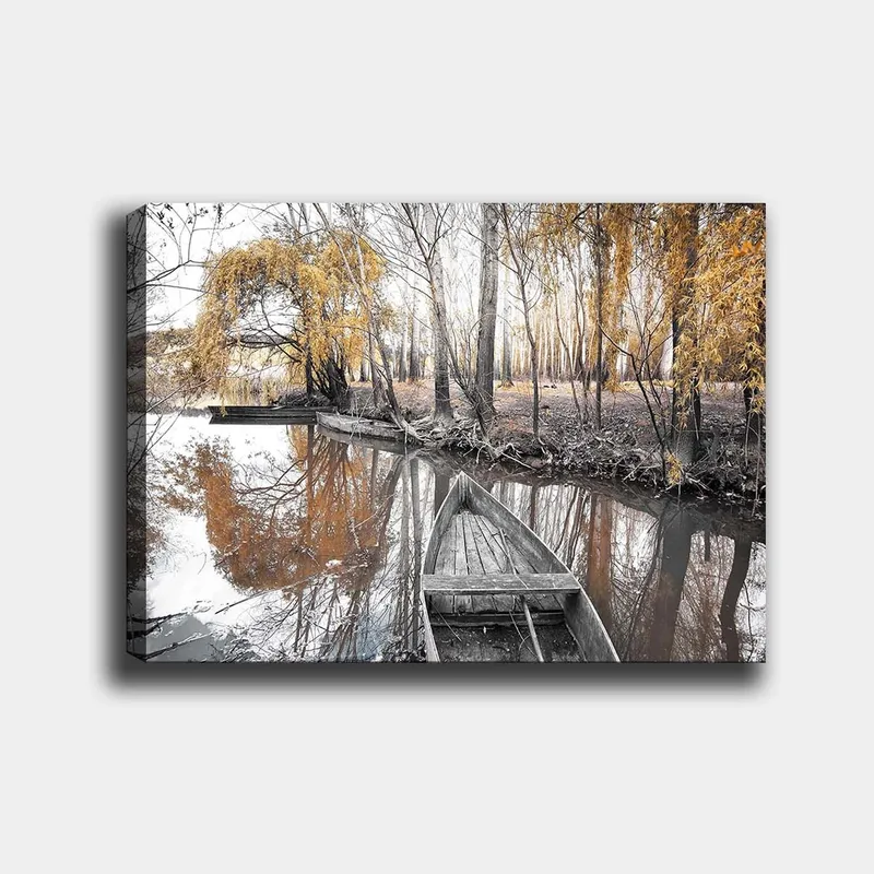 Canvastavla 70x100 cm - Stilla båt vid en spegelblanka vattenyta omgiven av höstfärgade träd, Guld / Grå / Svart