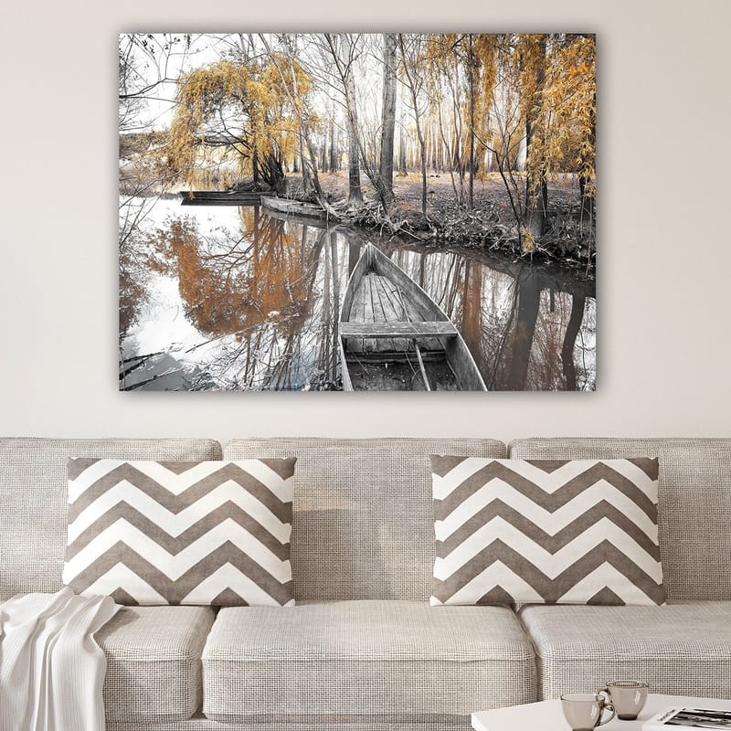 Canvastavla 70x100 cm - Stilla båt vid en spegelblanka vattenyta omgiven av höstfärgade träd - Guld / Grå / Svart - Inredning - Tavlor & konst - Canvastavlor