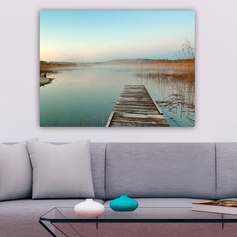 Canvastavla 70x100 cm - Stilla brygga som sträcker sig ut över en dimmig sjö i gryningen - Ljusblå / Beige / Grön - Inredning - Tavlor & konst - Canvastavlor
