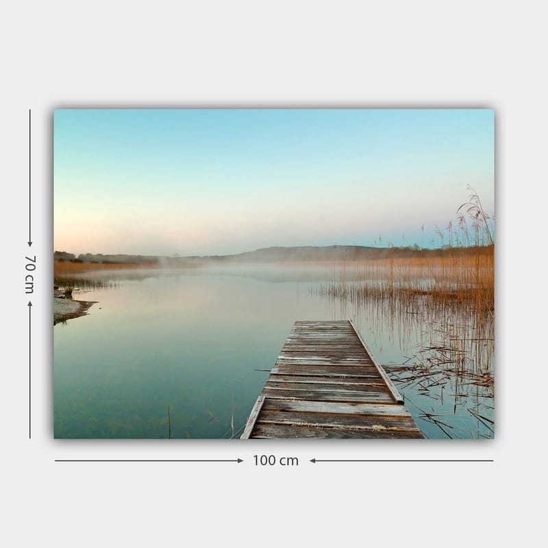 Canvastavla 70x100 cm - Stilla brygga som sträcker sig ut över en dimmig sjö i gryningen - Ljusblå / Beige / Grön - Inredning - Tavlor & konst - Canvastavlor