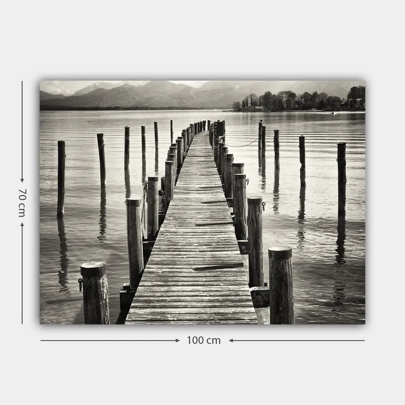 Canvastavla 70x100 cm - Stilla brygga som sträcker sig ut över vattnet, omgiven av pelare som reflekteras i ytan - Svart / Vitt / Grått - Inredning - Tavlor & konst - Canvastavlor