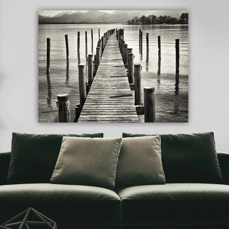 Canvastavla 70x100 cm - Stilla brygga som sträcker sig ut över vattnet, omgiven av pelare som reflekteras i ytan - Svart / Vitt / Grått - Inredning - Tavlor & konst - Canvastavlor