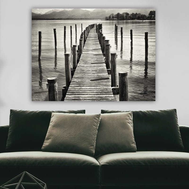 Canvastavla 70x100 cm - Stilla brygga som sträcker sig ut över vattnet, omgiven av pelare som reflekteras i ytan - Svart / Vitt / Grått - Inredning - Tavlor & konst - Canvastavlor