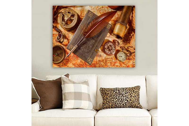 Canvastavla 70x100 cm - Stilla komposition av antika navigationsverktyg och en fjäderpenna på en gammal karta - Mörkbrun / Guld / Orange - Inredning - Tavlor & konst - Canvastavlor