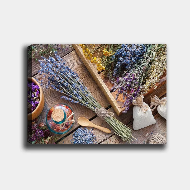 Canvastavla 70x100 cm - Stilla komposition av torkade blommor och örter i olika färger, arrangerade på ett träbord, Blå / Gul / Lila