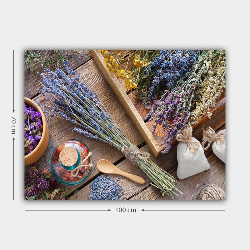 Canvastavla 70x100 cm - Stilla komposition av torkade blommor och örter i olika färger, arrangerade på ett träbord - Blå / Gul / Lila - Inredning - Tavlor & konst - Canvastavlor