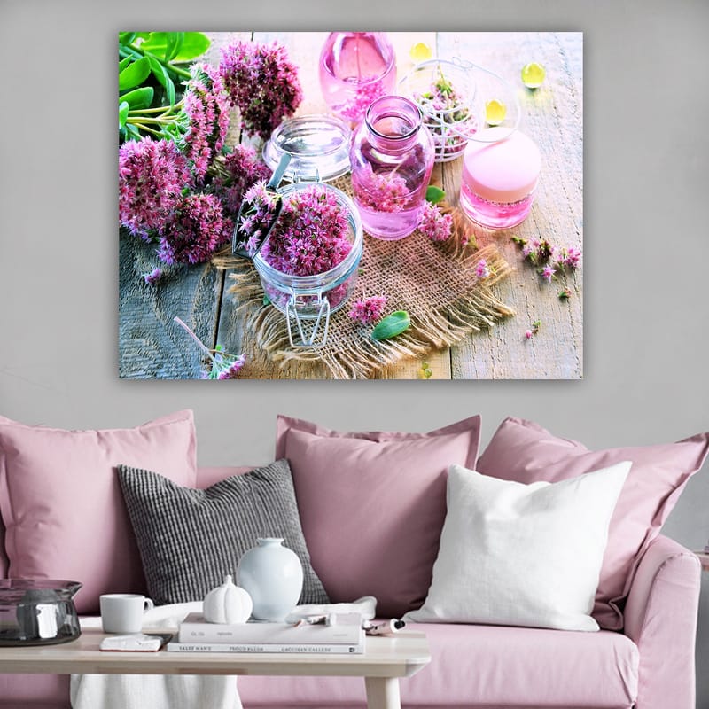 Canvastavla 70x100 cm - Stilla komposition med rosa blommor och glasbehållare som skapar en harmonisk atmosfär - Rosa / Grön / Klar - Inredning - Tavlor & konst - Canvastavlor