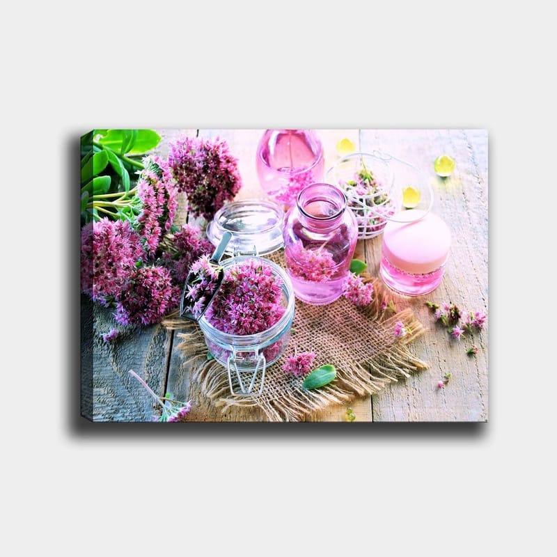 Canvastavla 70x100 cm - Stilla komposition med rosa blommor och glasbehållare som skapar en harmonisk atmosfär - Rosa / Grön / Klar - Inredning - Tavlor & konst - Canvastavlor