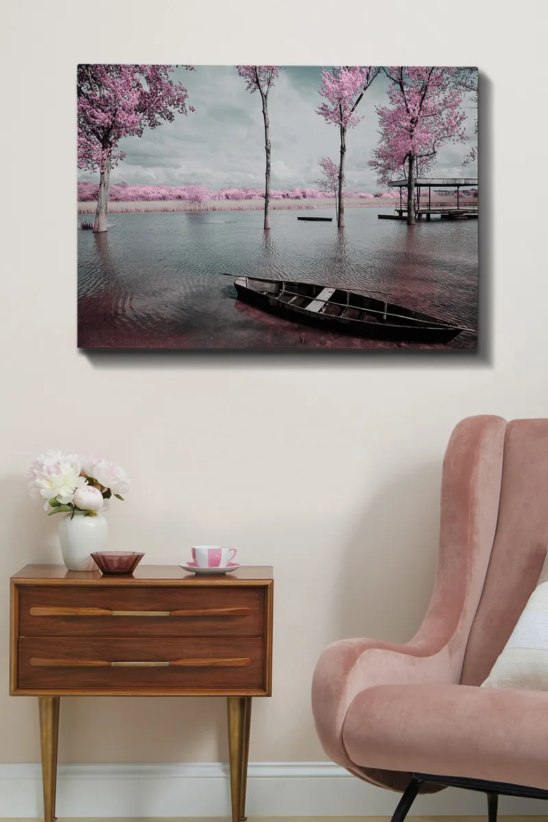 Canvastavla 70x100 cm - Stilla sjö med en båt omgiven av rosa träd och en dimmig himmel - Rosa / Grå / Svart - Inredning - Tavlor & konst - Canvastavlor