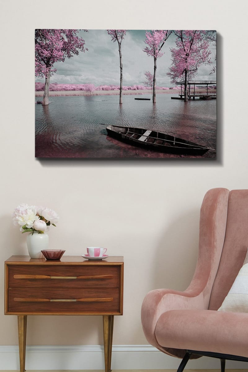 Canvastavla 70x100 cm - Stilla sjö med en båt omgiven av rosa träd och en dimmig himmel - Rosa / Grå / Svart - Inredning - Tavlor & konst - Canvastavlor