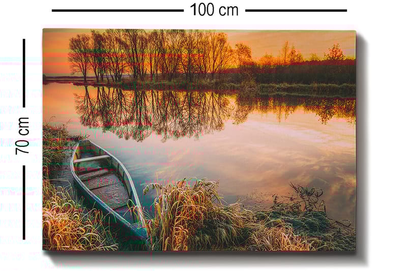 Canvastavla 70x100 cm - Stilla sjö med en båt vid strandkanten i en vacker solnedgång - Orange / Grön / Brun - Inredning - Tavlor & konst - Canvastavlor