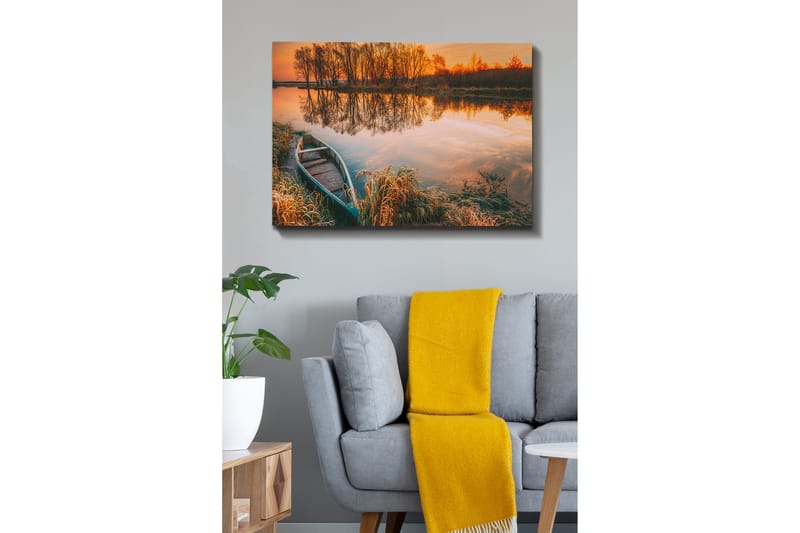 Canvastavla 70x100 cm - Stilla sjö med en båt vid strandkanten i en vacker solnedgång, Orange / Grön / Brun