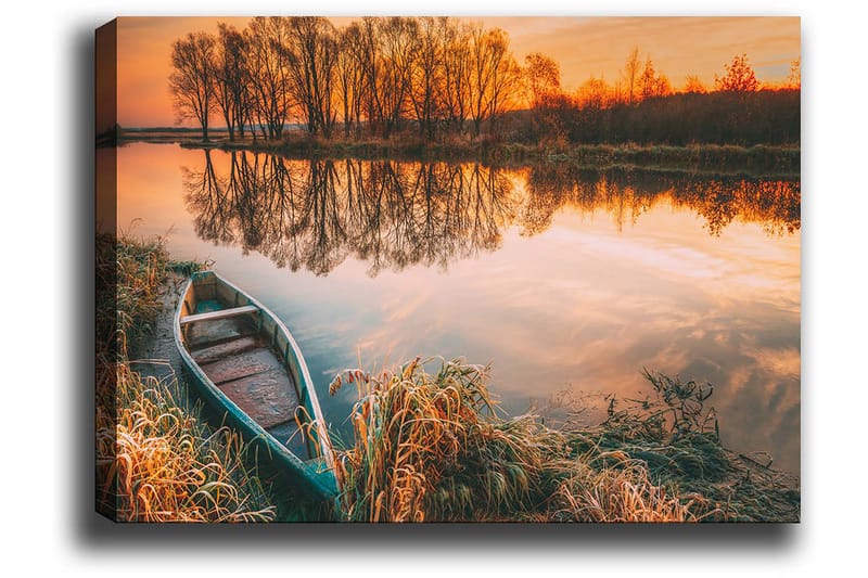 Canvastavla 70x100 cm - Stilla sjö med en båt vid strandkanten i en vacker solnedgång - Orange / Grön / Brun - Inredning - Tavlor & konst - Canvastavlor