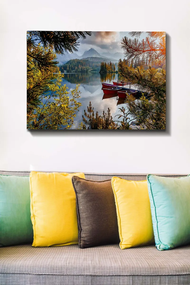 Canvastavla 70x100 cm - Stilla sjö med en röd båt vid en träbrygga, omgiven av grönskande träd och fjärran berg - Grön / Röd / Blå - Inredning - Tavlor & konst - Canvastavlor