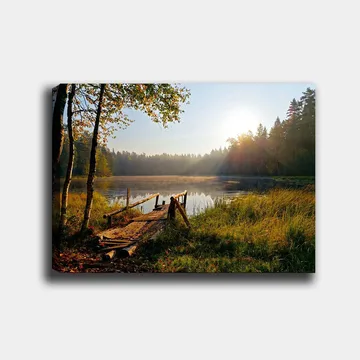 Canvastavla 70x100 cm - Stilla sjö med en träbro omgiven av grönskande träd och morgonsolens strålar - Grön / Brun / Gul - Inredning - Tavlor & konst - Canvastavlor