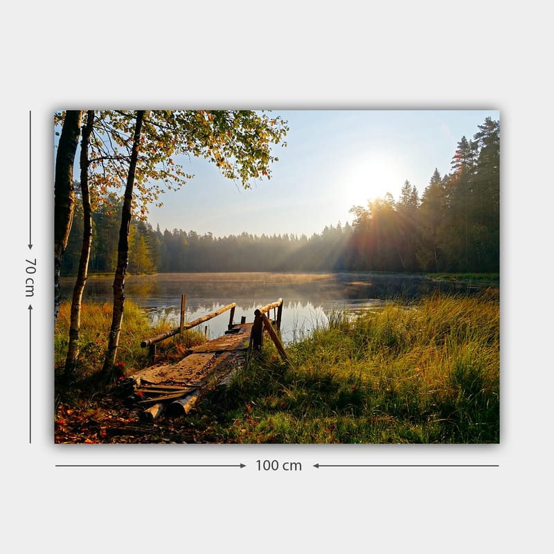 Canvastavla 70x100 cm - Stilla sjö med en träbro omgiven av grönskande träd och morgonsolens strålar - Grön / Brun / Gul - Inredning - Tavlor & konst - Canvastavlor