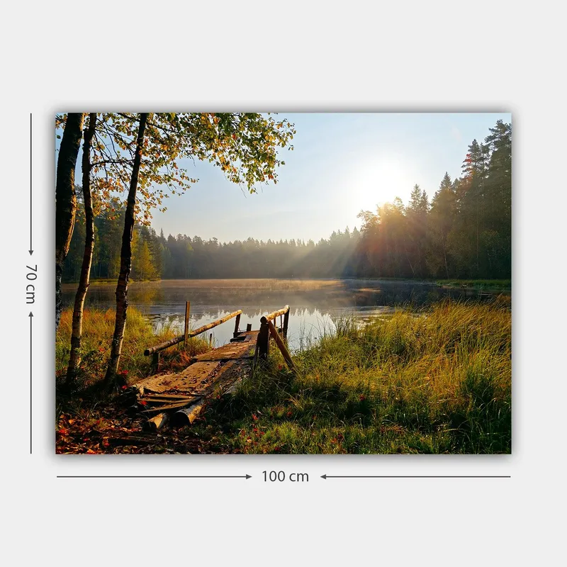 Canvastavla 70x100 cm - Stilla sjö med en träbro omgiven av grönskande träd och morgonsolens strålar - Grön / Brun / Gul - Inredning - Tavlor & konst - Canvastavlor