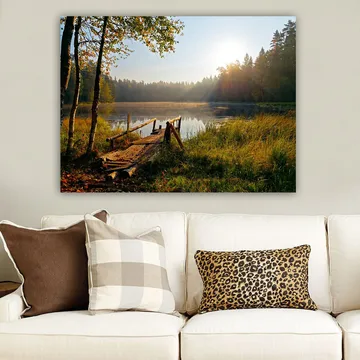 Canvastavla 70x100 cm - Stilla sjö med en träbro omgiven av grönskande träd och morgonsolens strålar - Grön / Brun / Gul - Inredning - Tavlor & konst - Canvastavlor