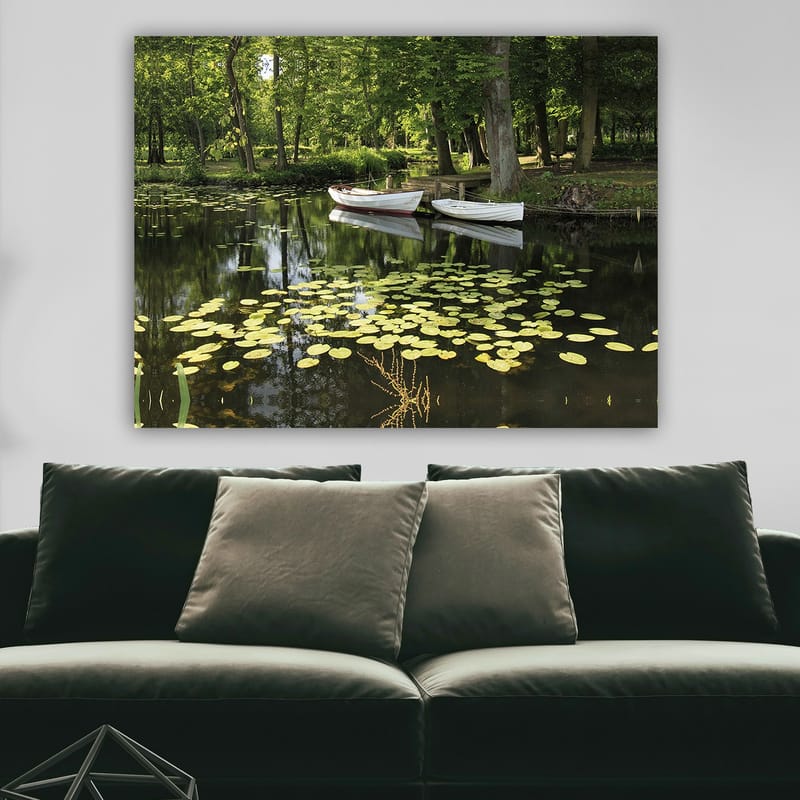 Canvastavla 70x100 cm - Stilla sjö med näckrosor och två vita båtar som flyter på ytan - Grön / Gul / Vit - Inredning - Tavlor & konst - Canvastavlor