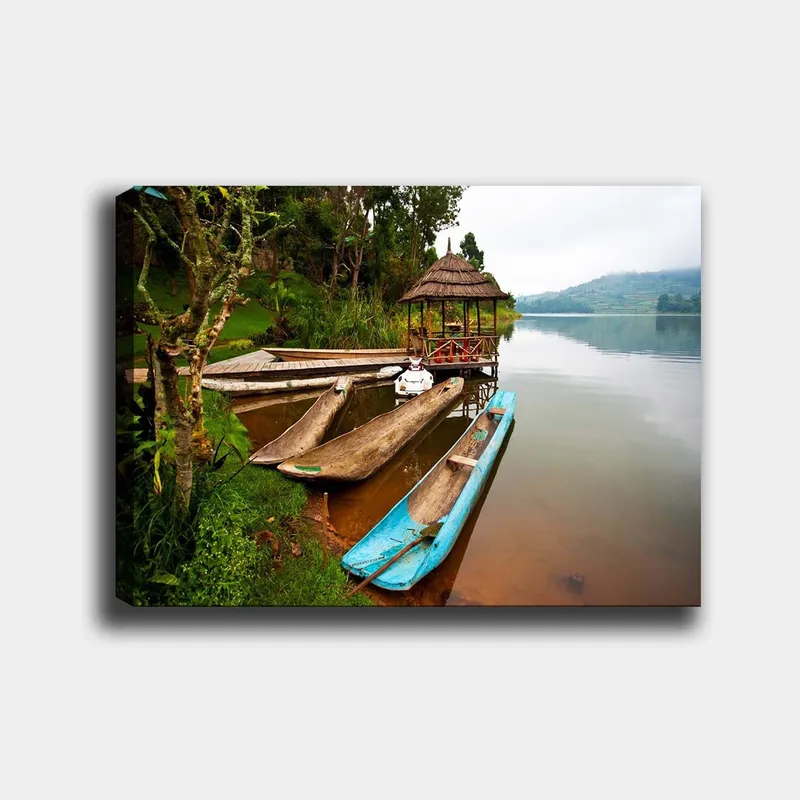 Canvastavla 70x100 cm - Stilla sjö med traditionella kanoter och en paviljong omgiven av grönska, Blå / Brun / Grön