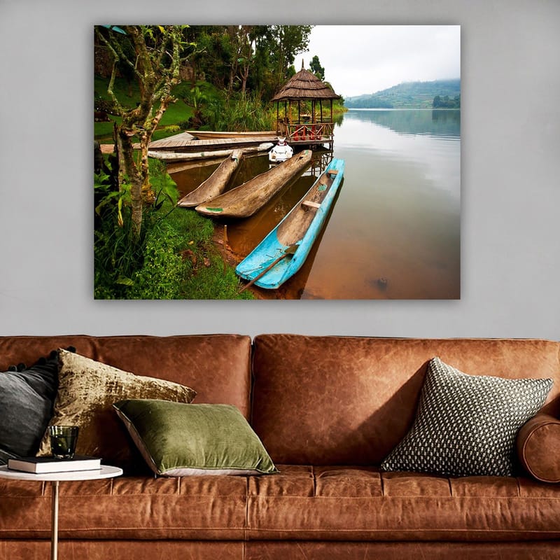 Canvastavla 70x100 cm - Stilla sjö med traditionella kanoter och en paviljong omgiven av grönska - Blå / Brun / Grön - Inredning - Tavlor & konst - Canvastavlor