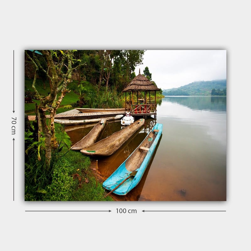 Canvastavla 70x100 cm - Stilla sjö med traditionella kanoter och en paviljong omgiven av grönska - Blå / Brun / Grön - Inredning - Tavlor & konst - Canvastavlor