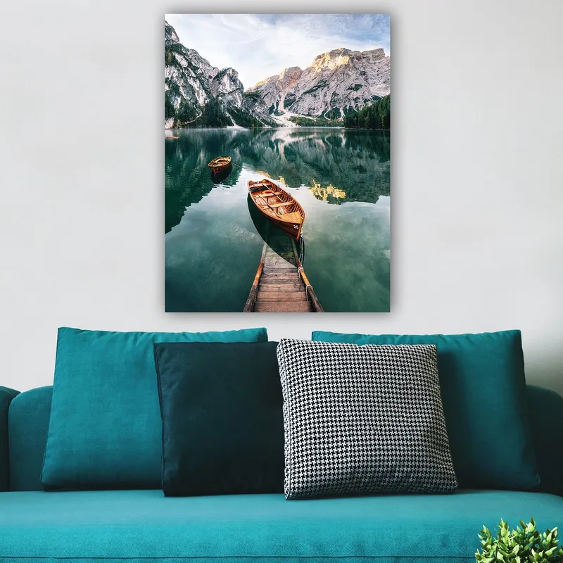 Canvastavla 70x100 cm - Stilla sjö med två träbåtar omgivna av majestätiska berg och grönskande skog - Grön / Brun / Blå - Inredning - Tavlor & konst - Canvastavlor