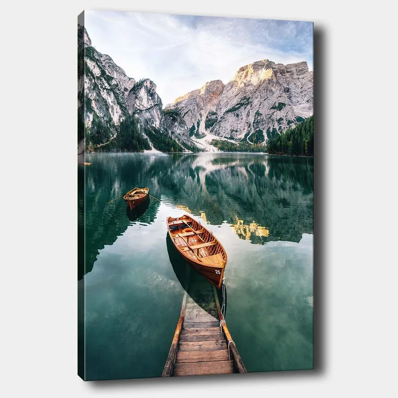 Canvastavla 70x100 cm - Stilla sjö med två träbåtar omgivna av majestätiska berg och grönskande skog - Grön / Brun / Blå - Inredning - Tavlor & konst - Canvastavlor