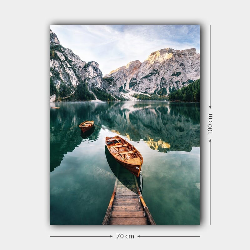 Canvastavla 70x100 cm - Stilla sjö med två träbåtar omgivna av majestätiska berg och grönskande skog - Grön / Brun / Blå - Inredning - Tavlor & konst - Canvastavlor