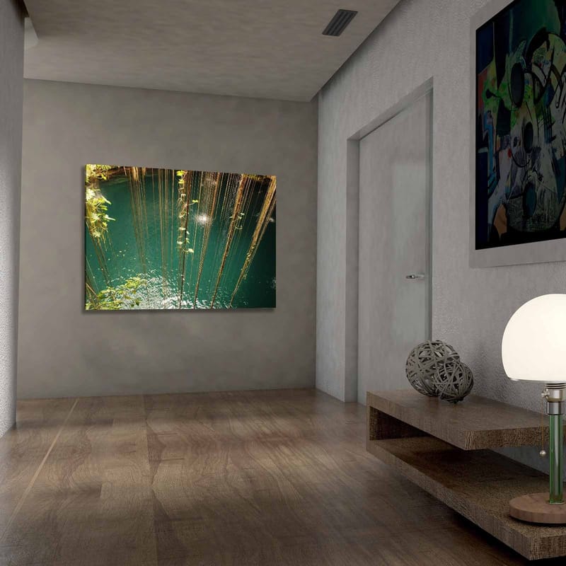 Canvastavla 70x100 cm - Stilla vattenyta omgiven av hängande växtlighet och naturliga element - Turkos / Grön / Brun - Inredning - Tavlor & konst - Canvastavlor