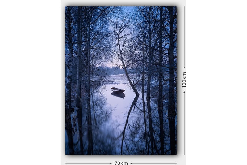 Canvastavla 70x100 cm - Stillsam båt som ligger förtöjd i en spegelblanka sjö omgiven av vinterträd - Mörkblå / Ljusblå - Inredning - Tavlor & konst - Canvastavlor