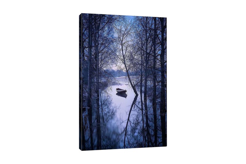Canvastavla 70x100 cm - Stillsam båt som ligger förtöjd i en spegelblanka sjö omgiven av vinterträd, Mörkblå / Ljusblå