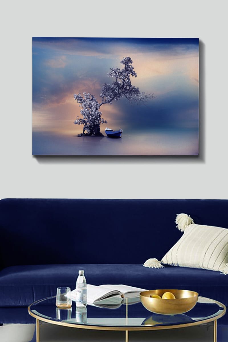 Canvastavla 70x100 cm - Stillsam båt vid en magisk, dimmig strand med ett träd som sträcker sig över vattnet - Blå / Grå / Vit - Inredning - Tavlor & konst - Canvastavlor