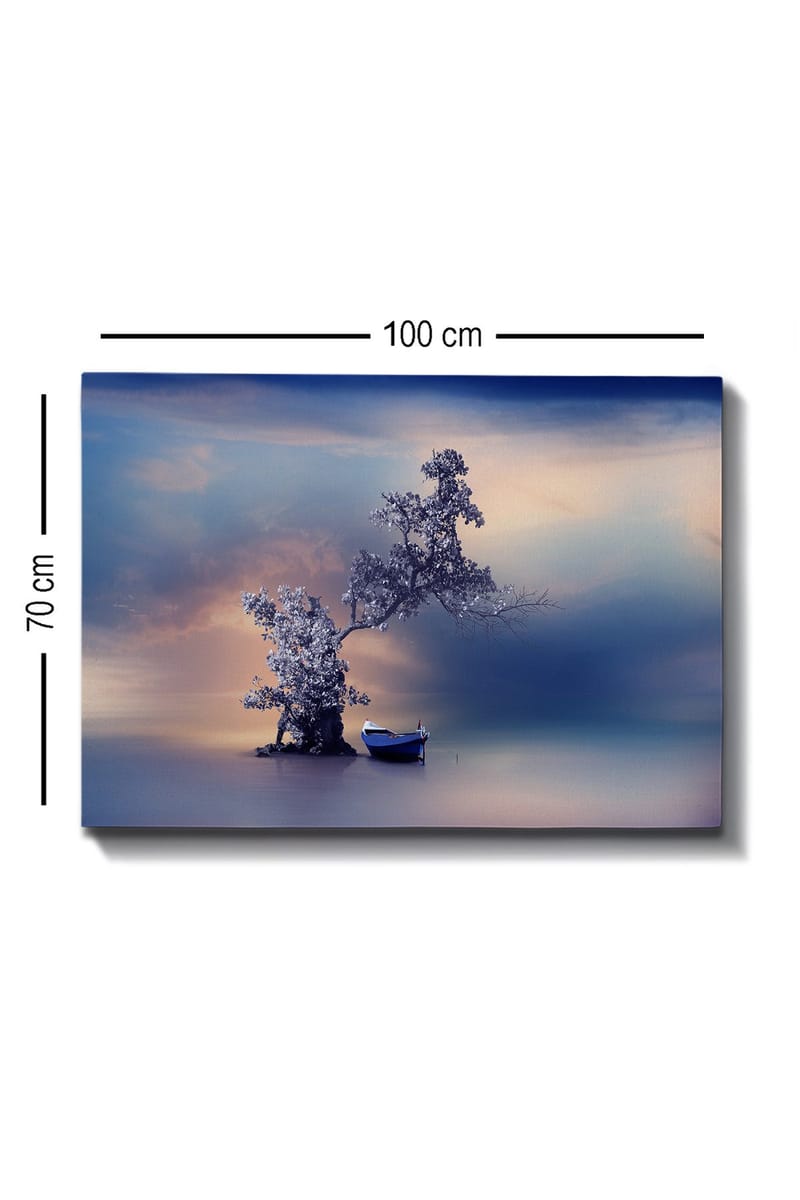 Canvastavla 70x100 cm - Stillsam båt vid en magisk, dimmig strand med ett träd som sträcker sig över vattnet - Blå / Grå / Vit - Inredning - Tavlor & konst - Canvastavlor