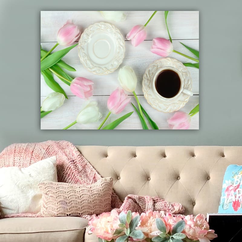 Canvastavla 70x100 cm - Stillsam dukning med en kopp kaffe och tulpaner i rosa och vitt - Rosa / Vitt / Grönt - Inredning - Tavlor & konst - Canvastavlor
