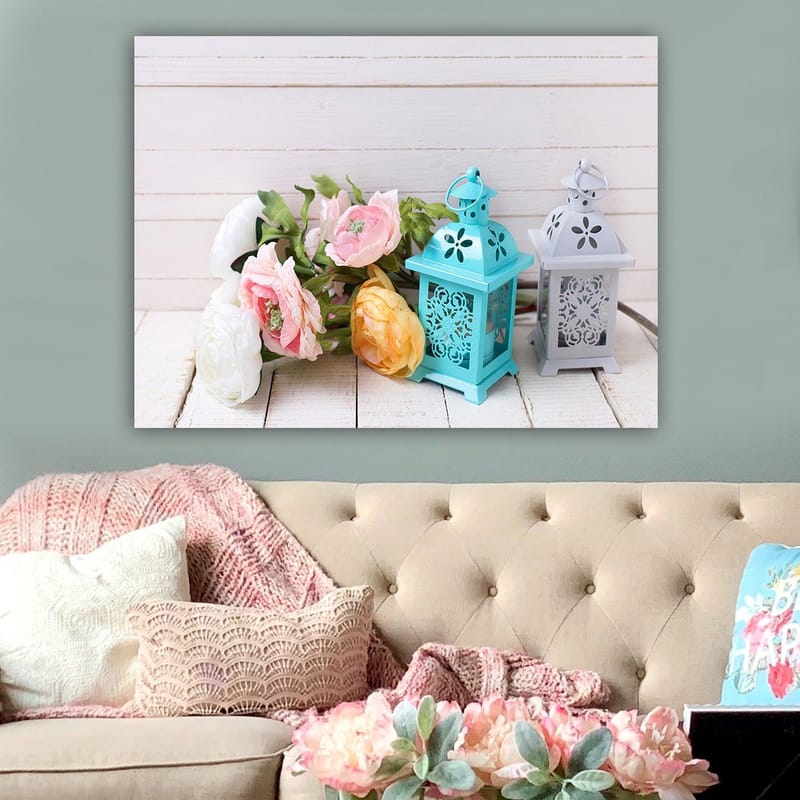 Canvastavla 70x100 cm - Stillsam komposition av blommor och lanternor i pastellfärger - Ljusblå / Rosa / Gul - Inredning - Tavlor & konst - Canvastavlor
