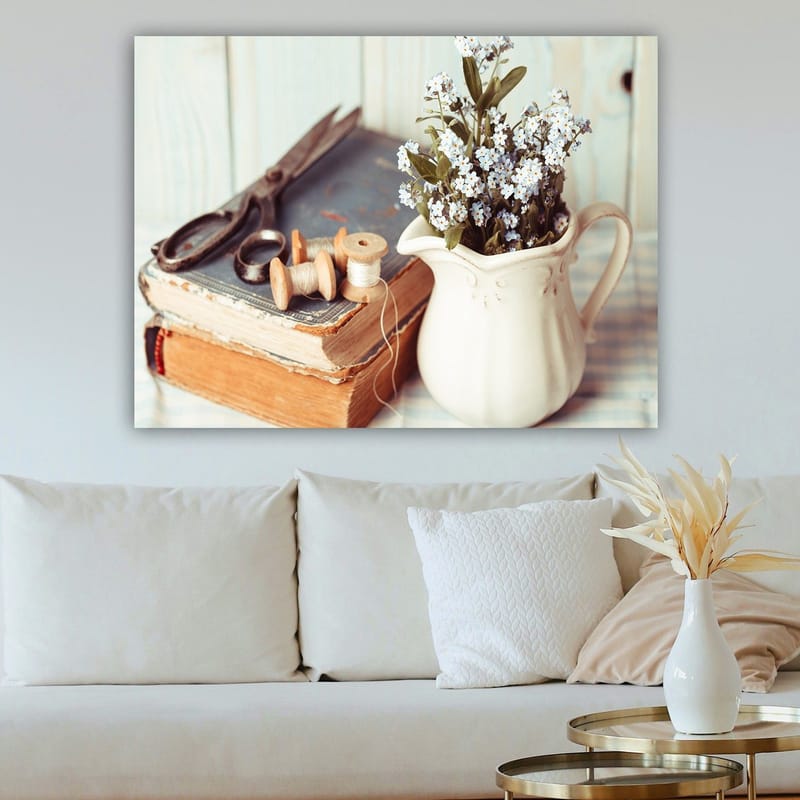 Canvastavla 70x100 cm - Stillsam komposition av en kanna med blommor, en bok och syverktyg - Ljusblå / Beige / Grön - Inredning - Tavlor & konst - Canvastavlor