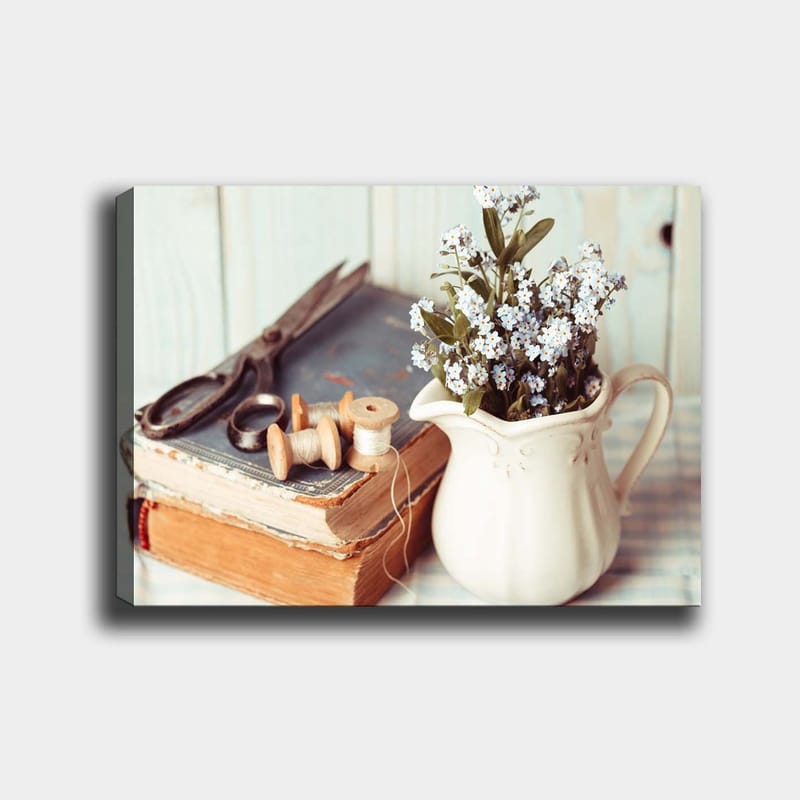 Canvastavla 70x100 cm - Stillsam komposition av en kanna med blommor, en bok och syverktyg - Ljusblå / Beige / Grön - Inredning - Tavlor & konst - Canvastavlor