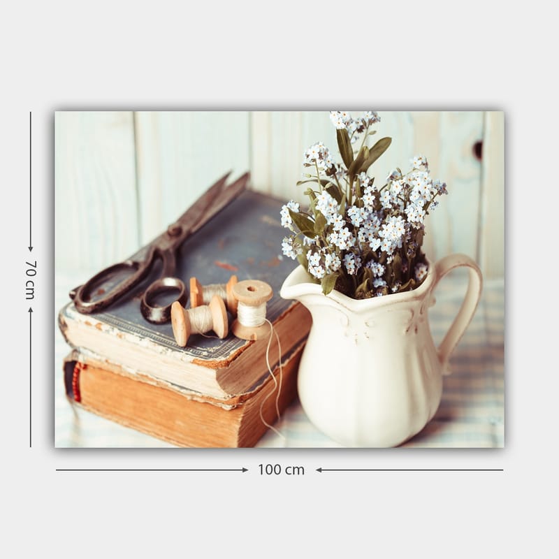 Canvastavla 70x100 cm - Stillsam komposition av en kanna med blommor, en bok och syverktyg - Ljusblå / Beige / Grön - Inredning - Tavlor & konst - Canvastavlor