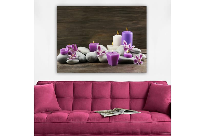 Canvastavla 70x100 cm - Stillsam komposition av ljus och stenar med lila och vita ljus omgivna av blommor - Lila / Vit / Grå - Inredning - Tavlor & konst - Canvastavlor