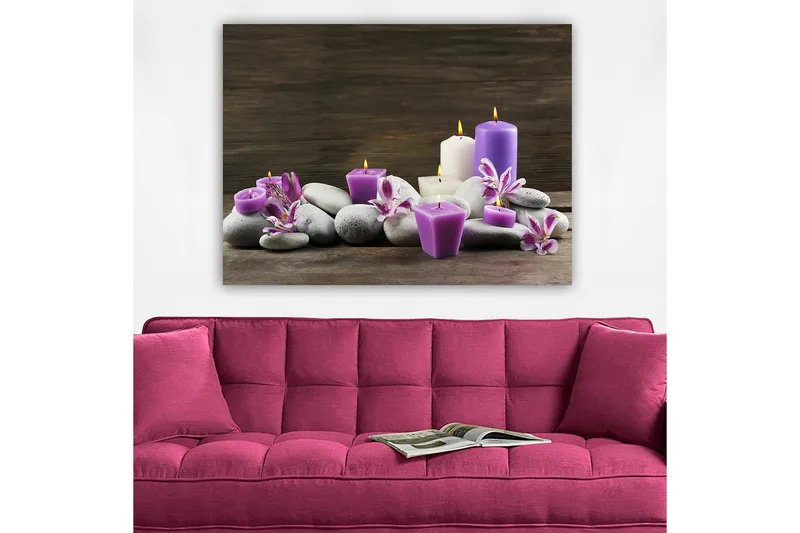 Canvastavla 70x100 cm - Stillsam komposition av ljus och stenar med lila och vita ljus omgivna av blommor - Lila / Vit / Grå - Inredning - Tavlor & konst - Canvastavlor