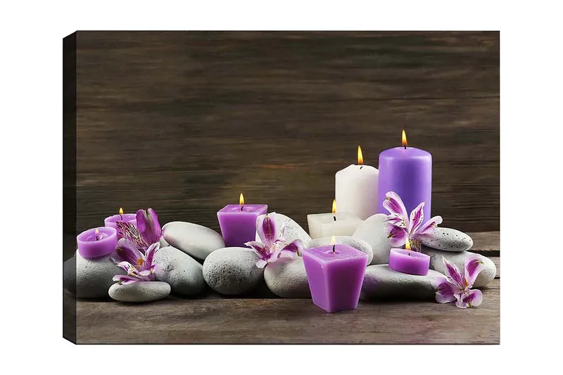 Canvastavla 70x100 cm - Stillsam komposition av ljus och stenar med lila och vita ljus omgivna av blommor - Lila / Vit / Grå - Inredning - Tavlor & konst - Canvastavlor