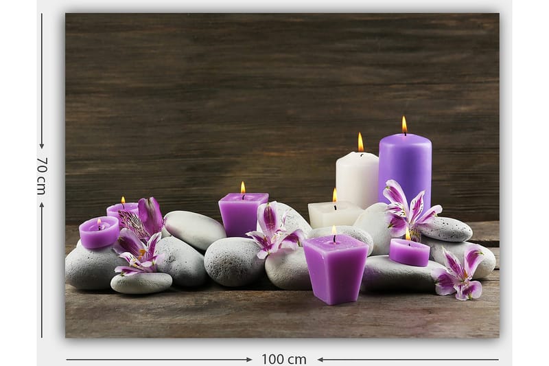 Canvastavla 70x100 cm - Stillsam komposition av ljus och stenar med lila och vita ljus omgivna av blommor - Lila / Vit / Grå - Inredning - Tavlor & konst - Canvastavlor