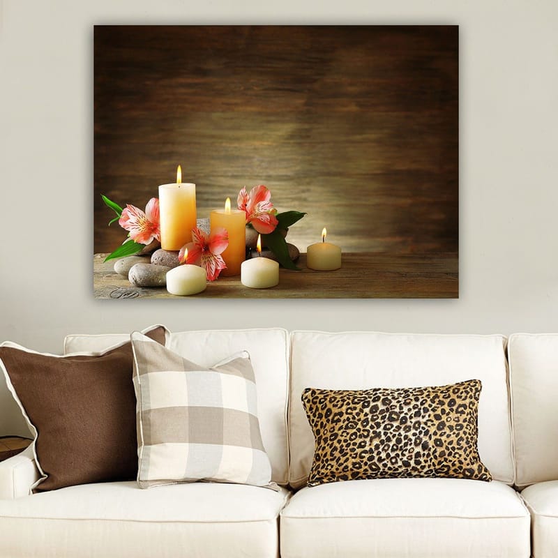 Canvastavla 70x100 cm - Stillsam komposition av ljusande ljus och rosa blommor på stenar - Ljusgul / Rosa / Grön - Inredning - Tavlor & konst - Canvastavlor