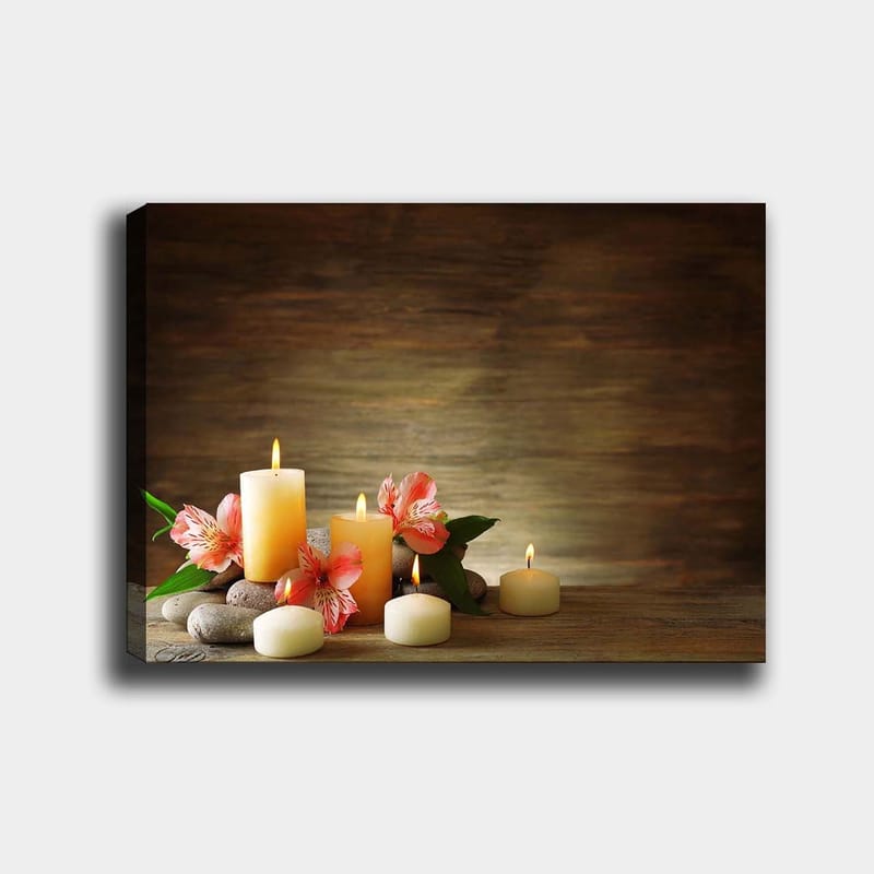 Canvastavla 70x100 cm - Stillsam komposition av ljusande ljus och rosa blommor på stenar, Ljusgul / Rosa / Grön